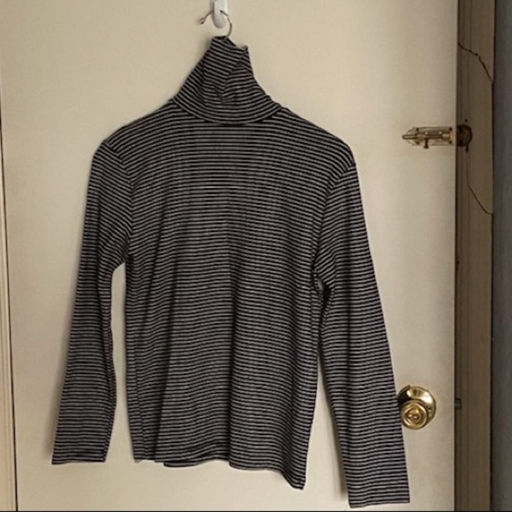 Strip turtle neck